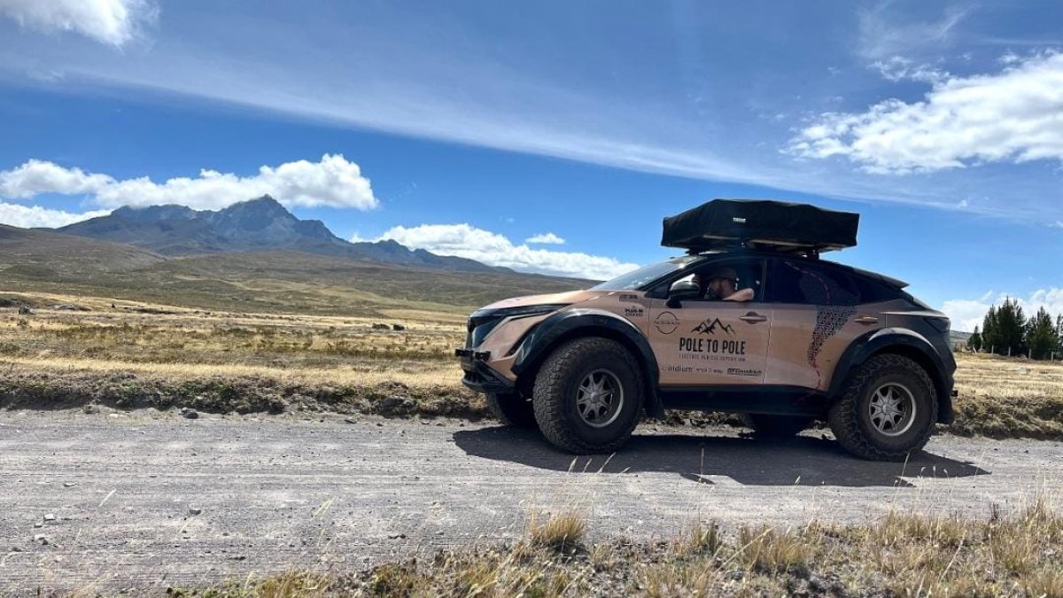 El Nissan Ariya por uno  de los parajes ecuatorianos.