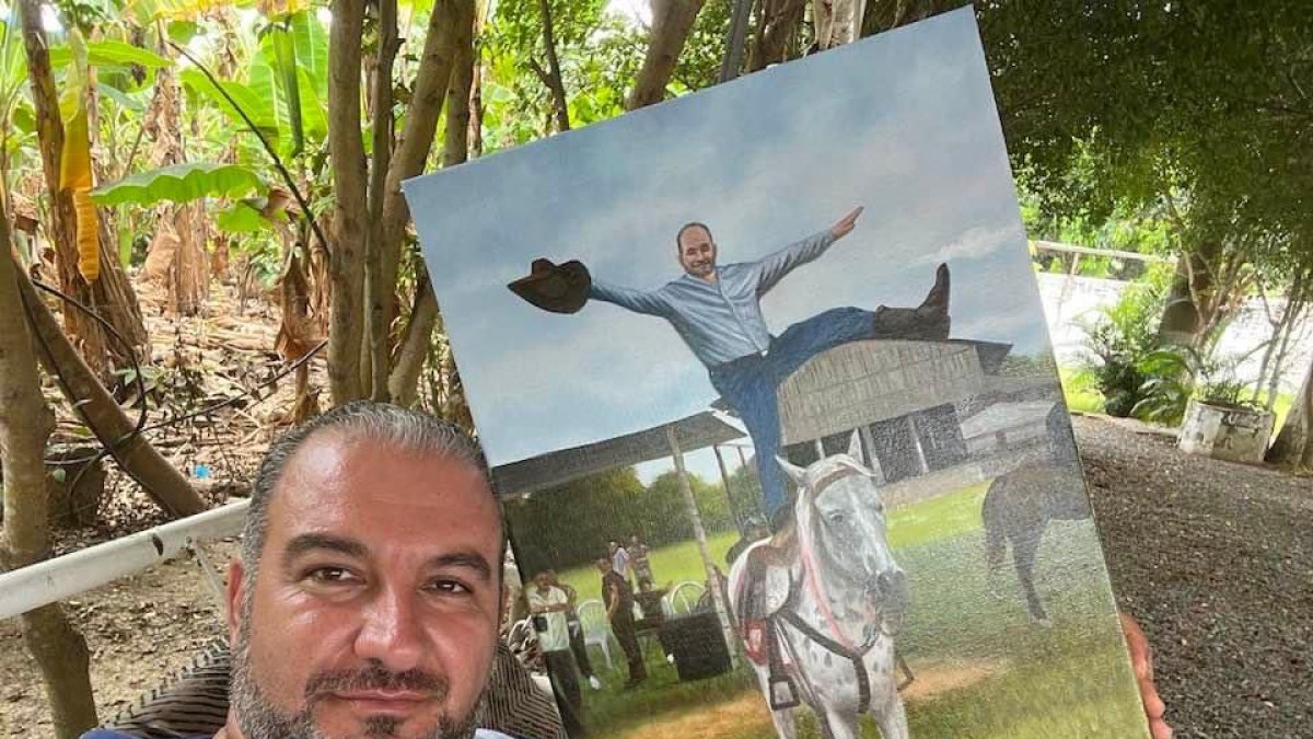 El funcionario fue atacado cuando estaba fuera de su casa