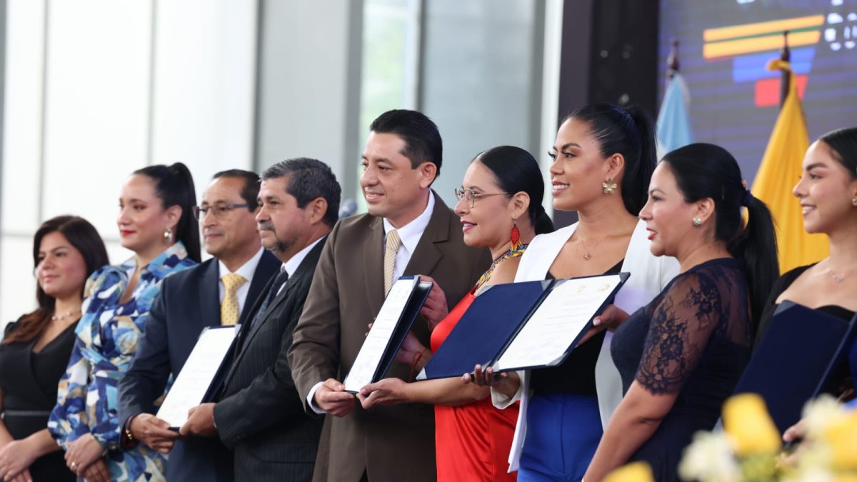 Entrega de credenciales a los asambleístas