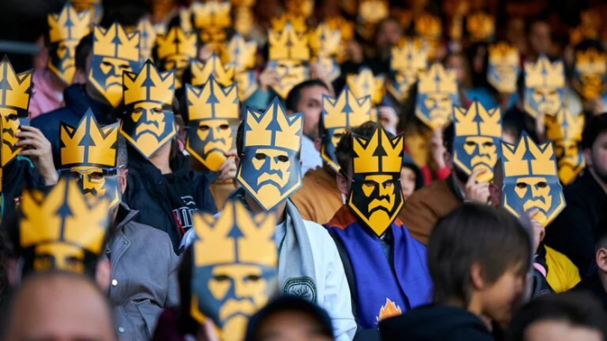 Aficionados con mascara de la Kings League