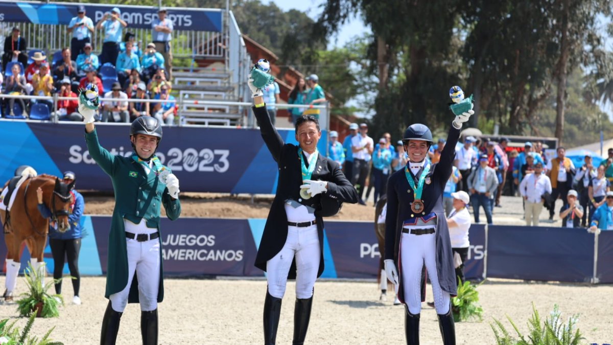 El jinete ecuatoriano Julio Mendoza (c) con la segunda medalla de oro de Ecuador en estos Juegos Panamericanos.