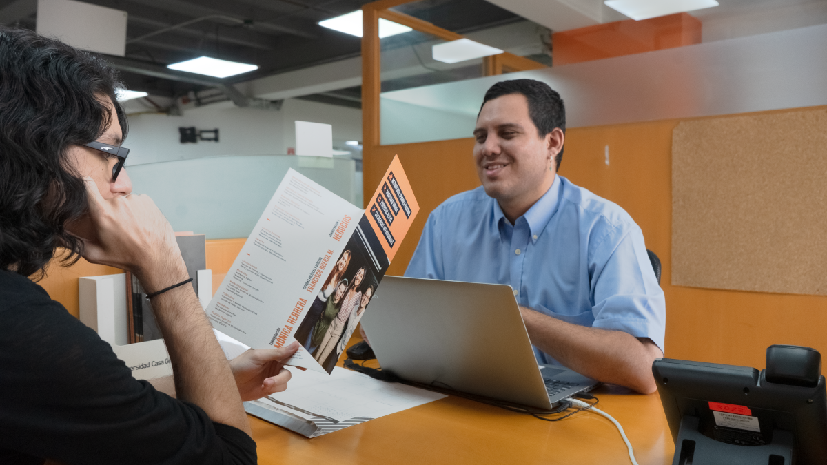 Estudiantes a pocos meses de graduarse, las ofertas universitarias llenan su correo personal.