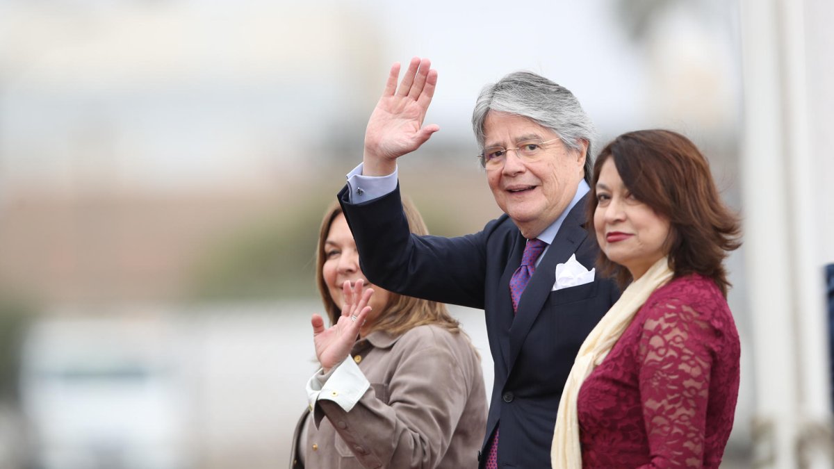 El presidente de Ecuador, Guillermo Lasso, saluda a su llegada a Lima junto a la ministra de Exteriores de Perú, Ana Gervasi Díaz (d).