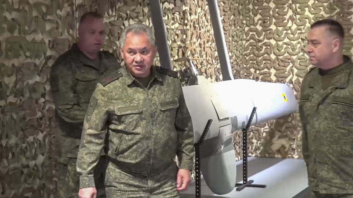 Autoridades militares rusas inspeccionan armas y tropas en la zona de Vostok