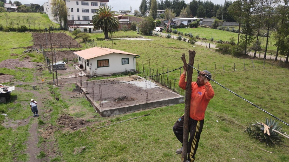Los vecinos realizan conexiones directas desde el medidor para tener luz.