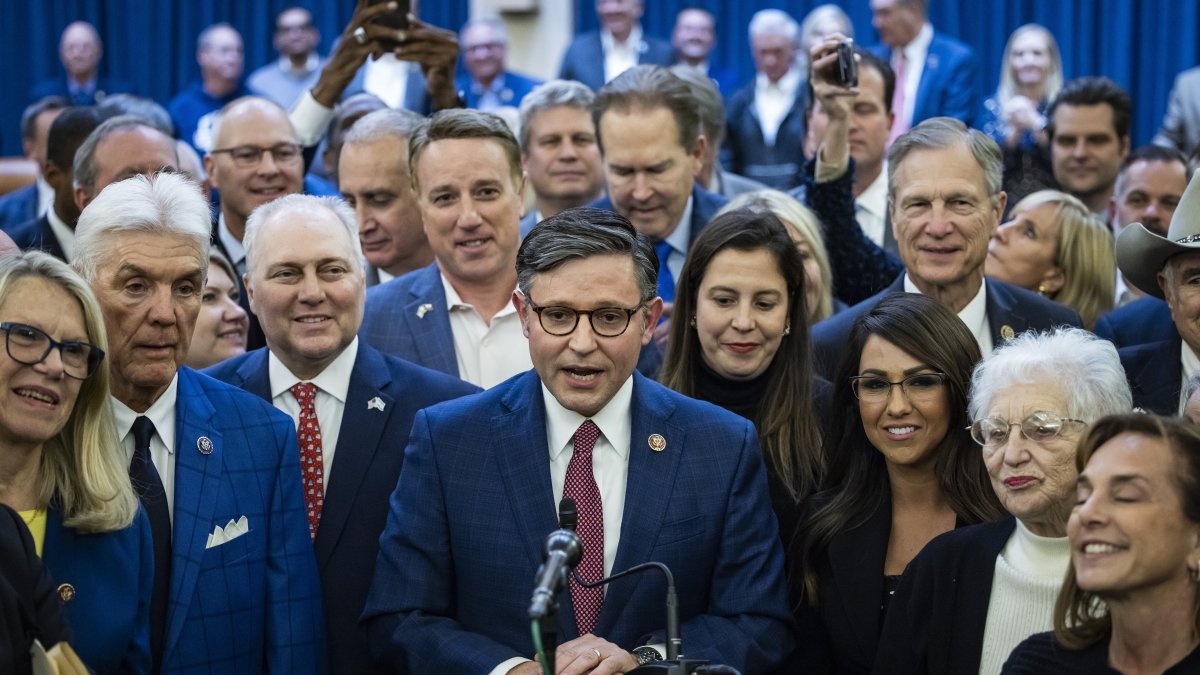El legislador republicano Mike Johnson interviene luego de proclamarse su elección.