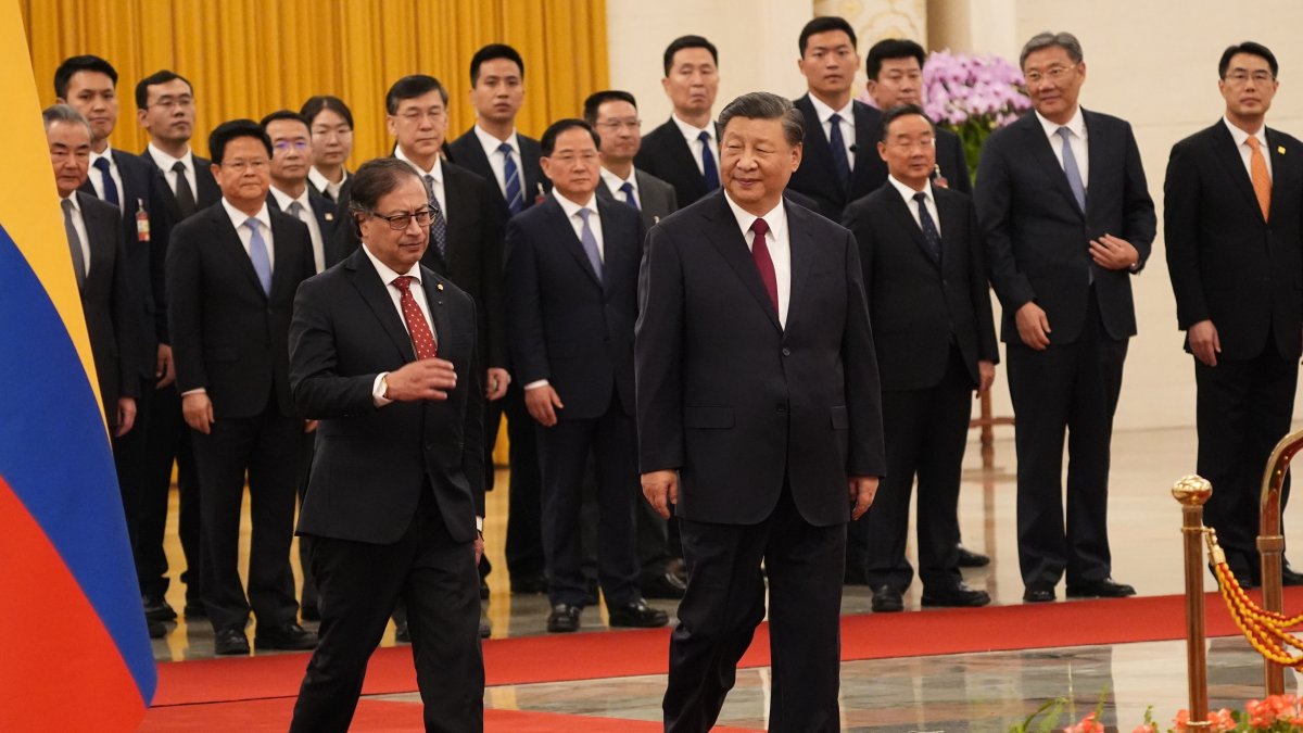 Gustavo Petro y Xi Jinping durante la ceremonia protocolar de bienvenida en Beijing.