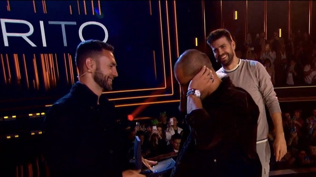 Piqué y Layún unidos por la liga de fútbol 7.