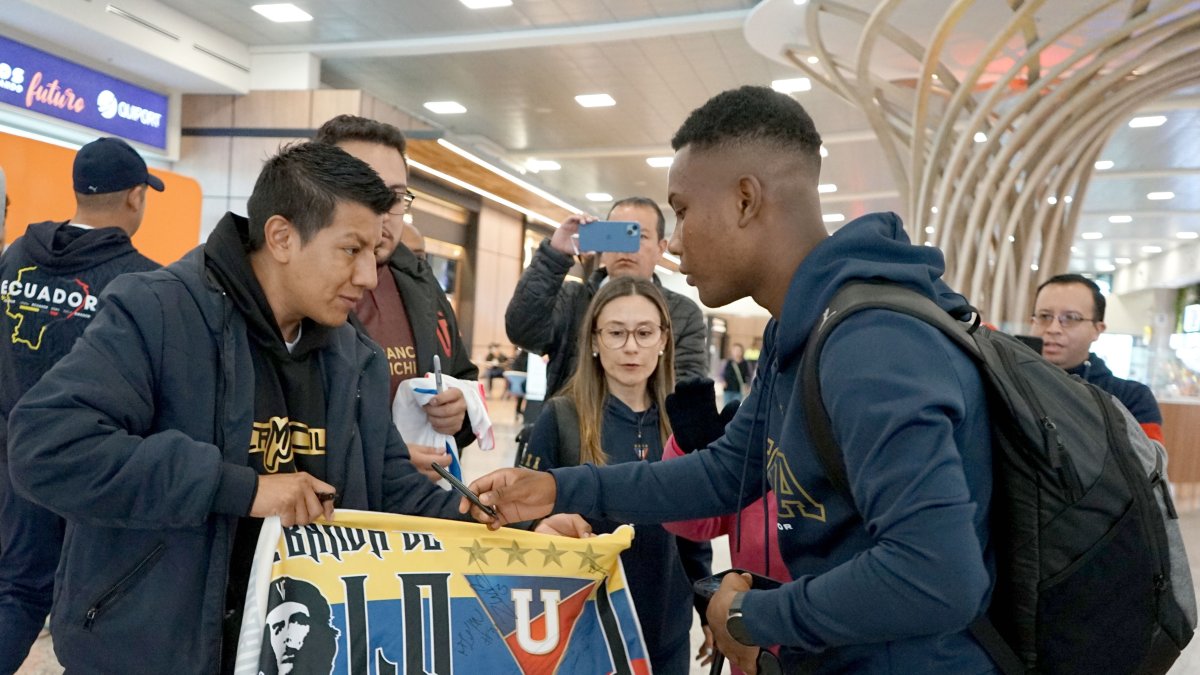 Los fanáticos se llevaron las firmas de los jugadores en bufandas, camisetas y banderas.