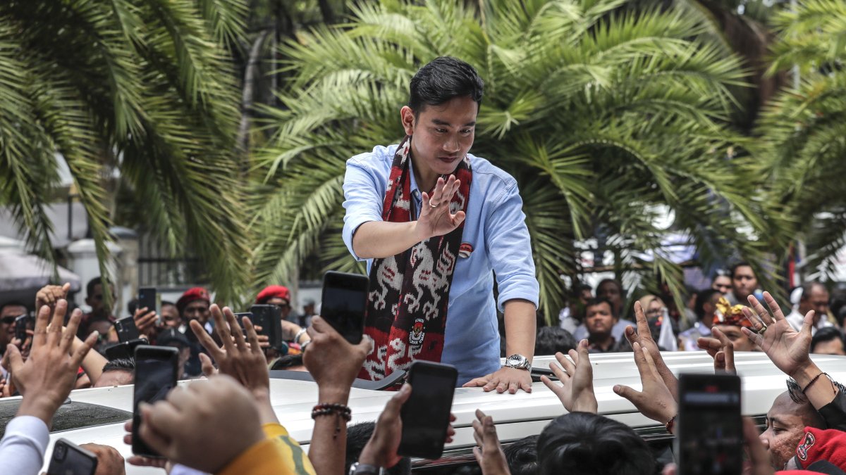 El candidato a la vicepresidencia de Indonesia, Gibran Rakabuming Raka, saluda a reporteros.