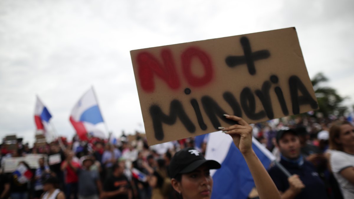 Miles de personas marchan en protesta por la minería, este 25 de octubre, en la calle 50 en Ciudad de Panamá (Panamá).