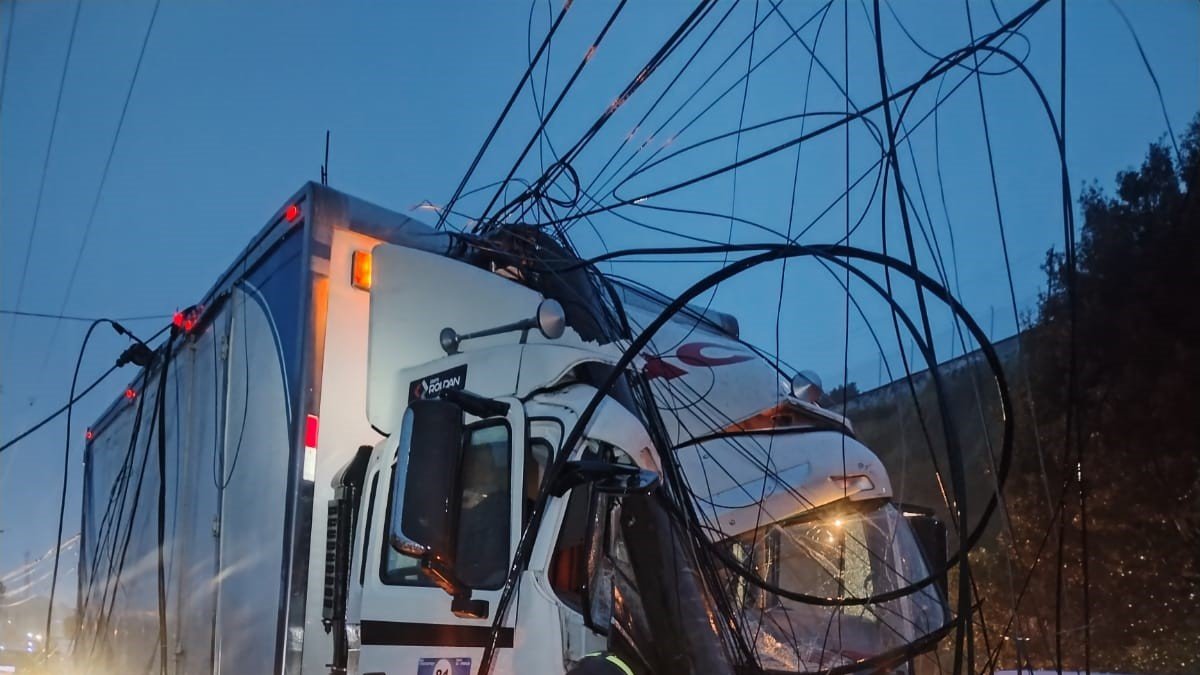 Daños. Un poste de alumbrado público fue destruido en un siniestro de tránsito registrado este jueves.