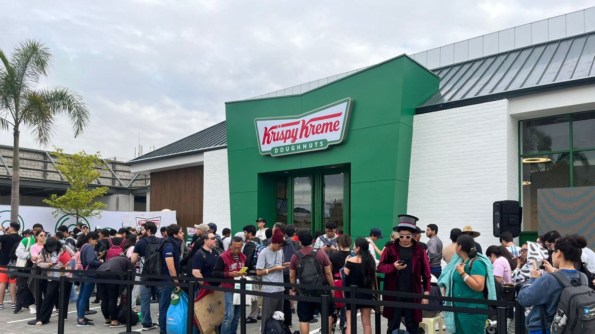 Hay quienes llegaron disfrazados para la apertura del local.