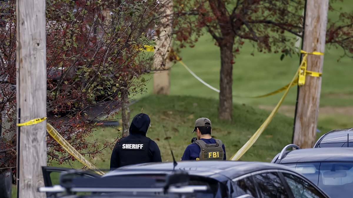 Fuerzas Armadas afuera de establecimiento donde ocurrió matanza múltiple en Lewiston, Maine