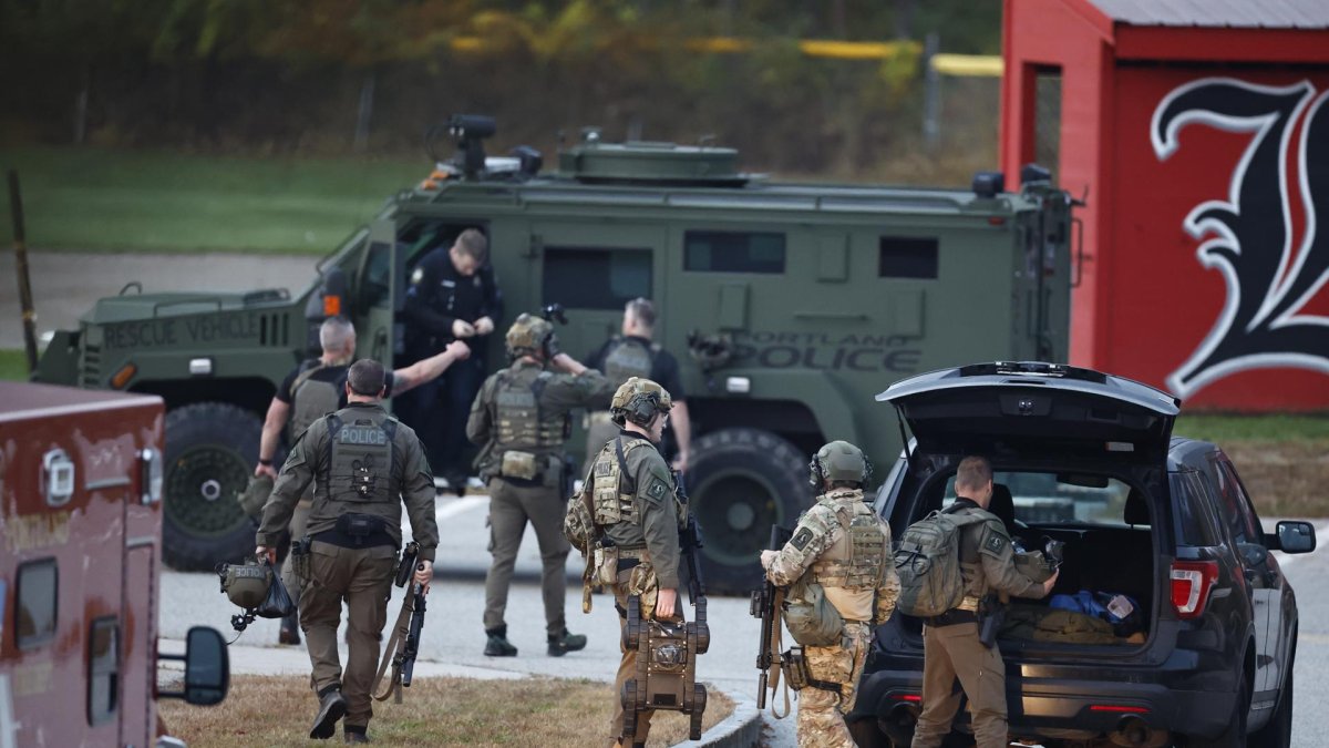Fuerzas de seguridad buscan al sospechoso de un masivo tiroteo en Lisbon, Maine, este 26 de octubre de 2023.