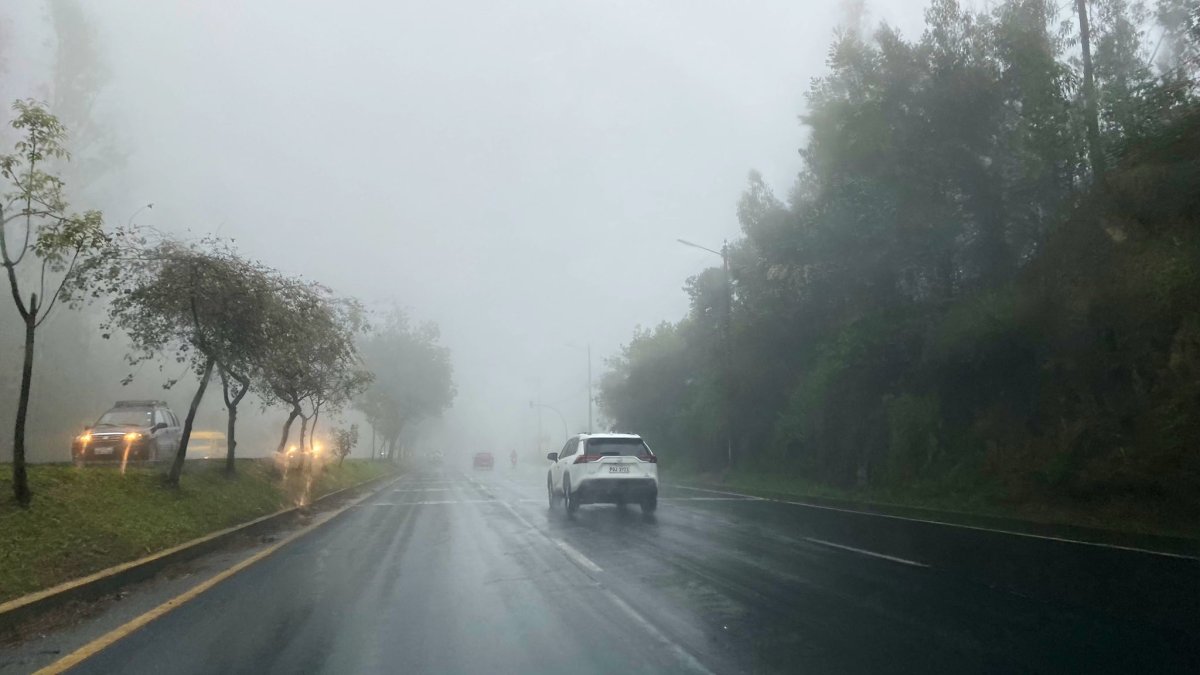 Movilidad. La avenida Simón Bolívar es una importante vía que une el norte y sur. Este jueves 26 de octubre hubo neblina y lluvia.