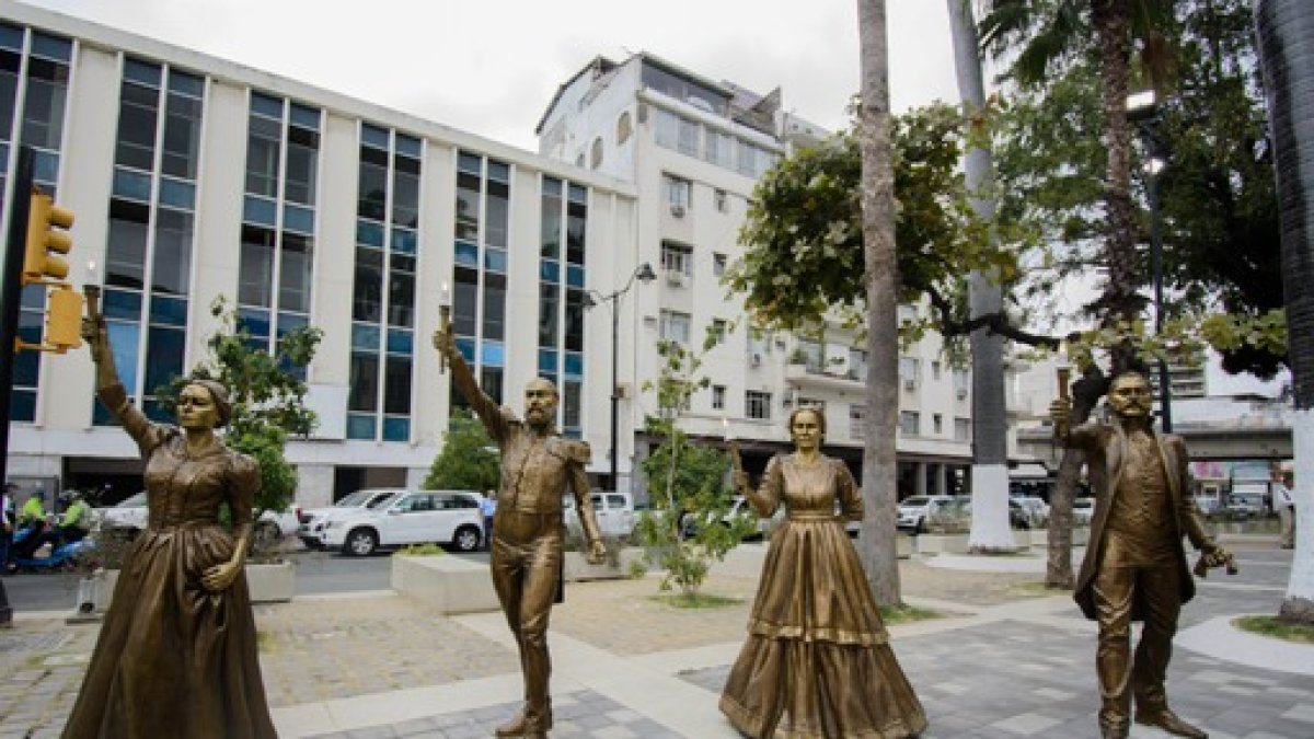La plaza cuenta con 20 esculturas de bronce en tamaño real, que representan a  próceres de la revolución de octubre y personajes de 1920.