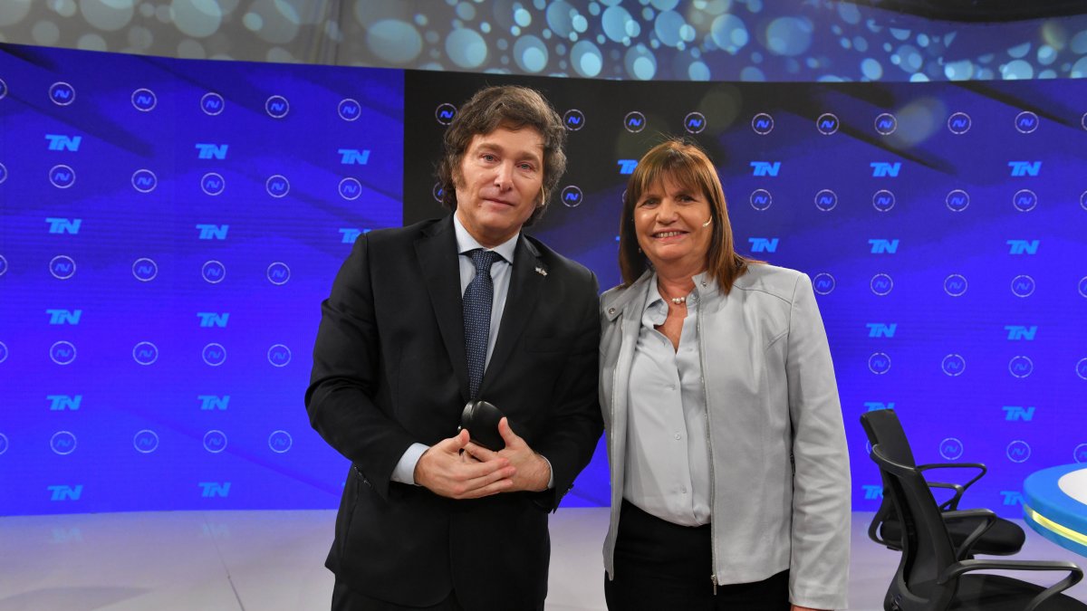 Javier Milei y Patricia Bullrich posan durante su participación en el programa A Dos Voces en Buenos Aires.