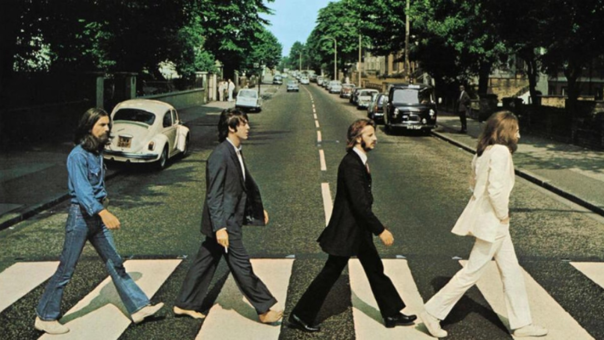 George Harrison, Paul McCartney, Ringo Starr y John Lennon, cruzan Abbey Road en Londres
