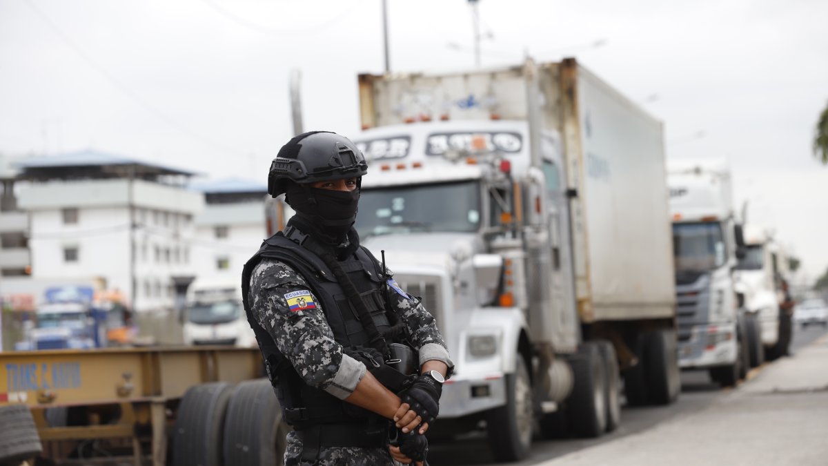 Control.- En la avenida 25 de Julio, al ingreso del Puerto Marítimo de Guayaquil, se ve la presencia de la Policía Nacional.