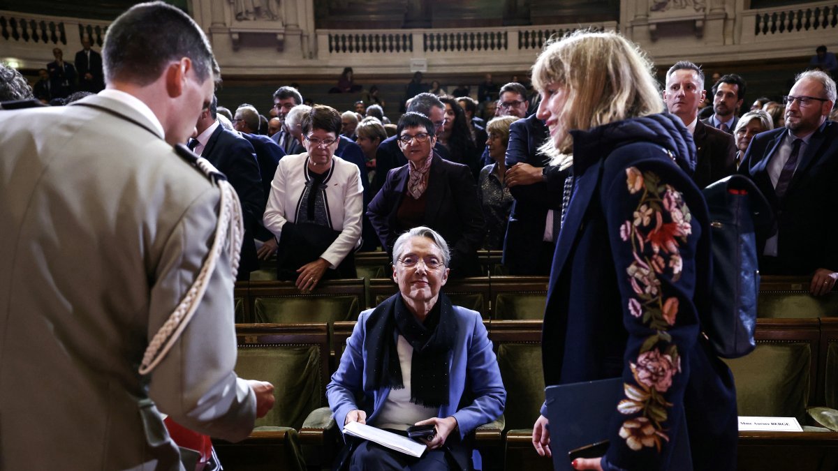 La primera ministra francesa, Élisabeth Borne, presentó la medidas en un discurso ante 500 alcaldes en la Universidad de la Sorbona de París.