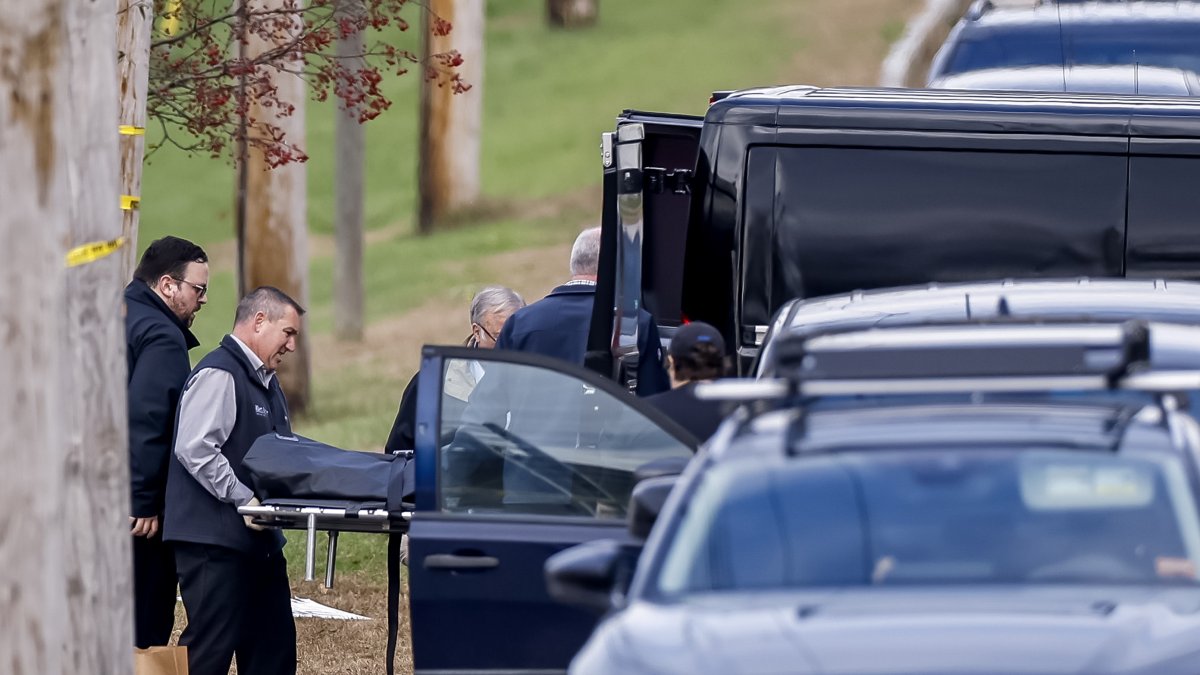 Se retira un cuerpo del interior de Schemengees Bar and Grille, luego de un tiroteo masivo en Lewiston, Maine.