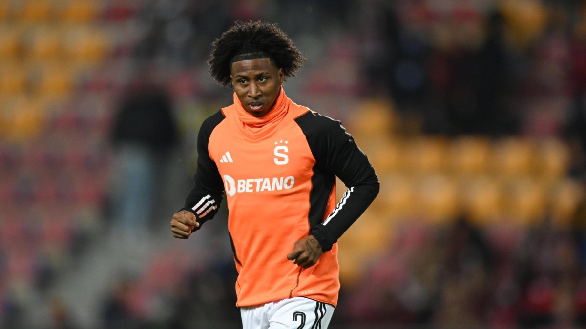 Preciado pidió el cambio al minuto 25 en el compromiso que terminó igualados sin goles entre su equipo, Sparta Praga ante Rangers.