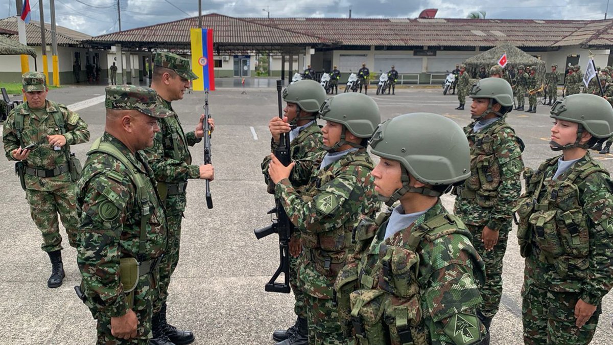 Fotografía cedida por la oficina de comunicaciones del Ejército de Colombia de mujeres soldado, el 25 de octubre de 2023, en Quibdó (Colombia).