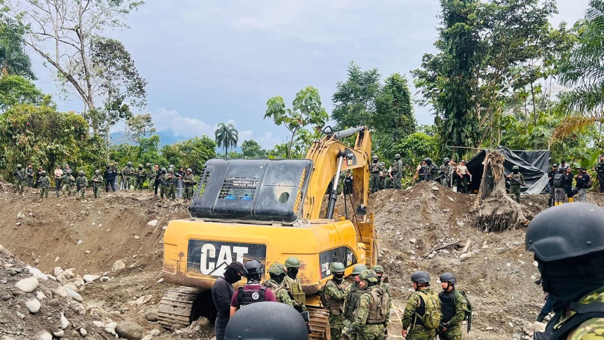 En la Amazonía, la furza pública realiza operativos en contra de la minería ilegal.