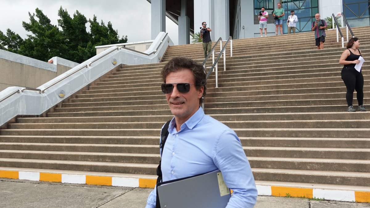 Rodolfo Sancho, actor español y padre del chef Daniel Sancho Bronchalo, acusado de asesinato premeditado, abandona el juicio de su hijo tras ser aplazado, este jueves en Koh Samui.