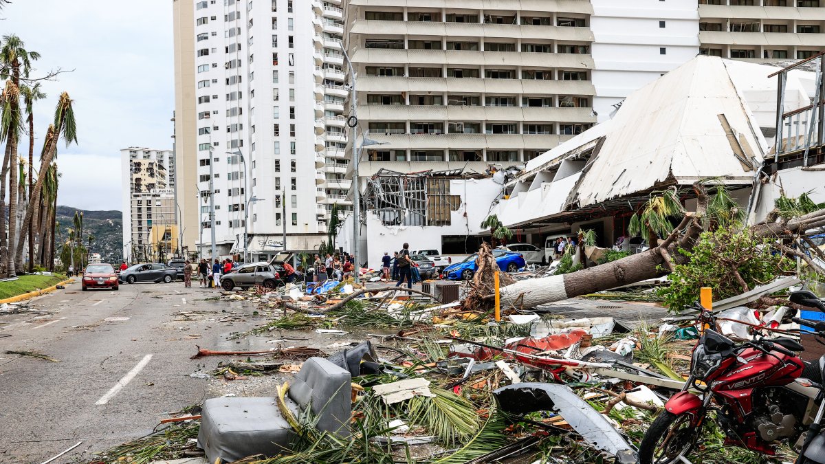 Fotografía de escombros en una calle afectada por el paso del huracán Otis, en el balneario de Acapulco, en el estado de Guerrero (México).