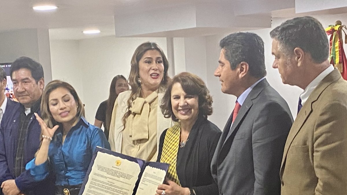 Rosalía Arteaga, expresidenta del Ecuador, fue homenajeada por el Parlamento Andino.