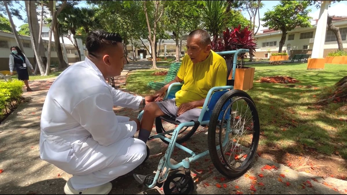 Atención. Adultos mayores acuden por atención mental.