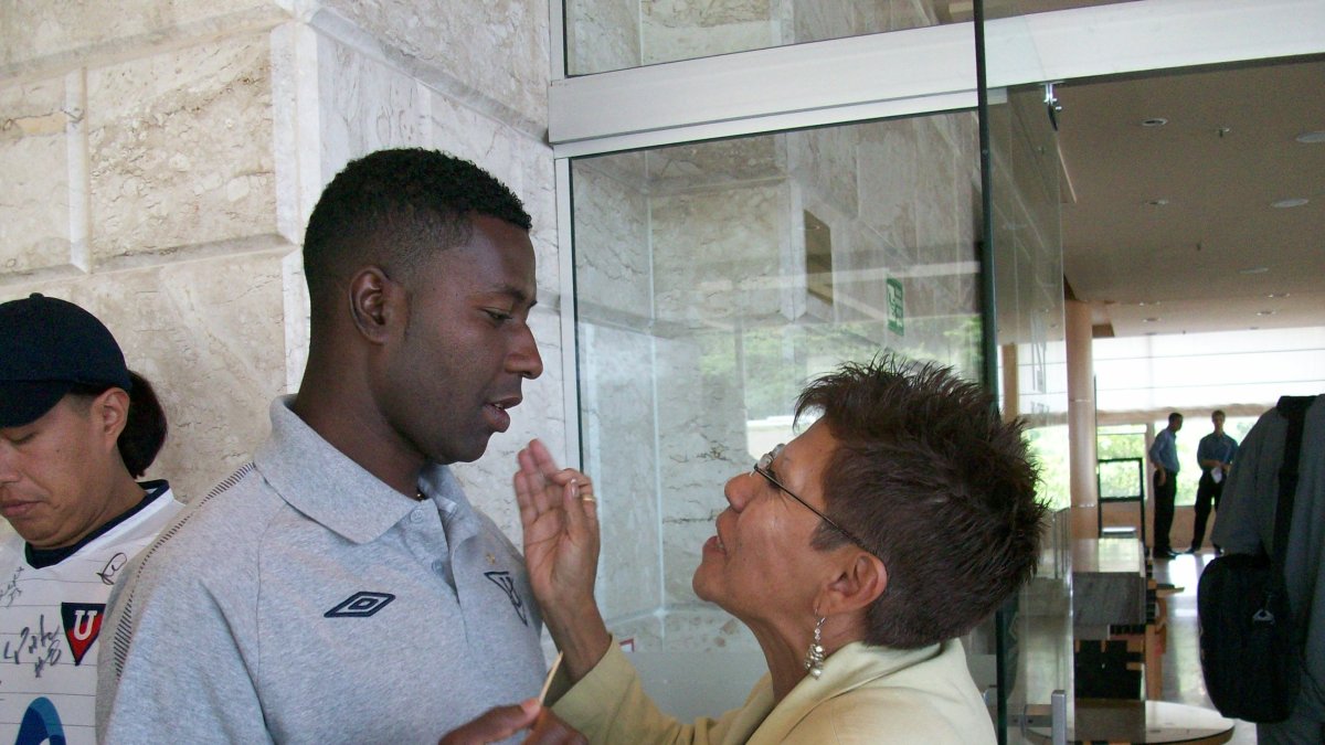 En el 2009, Édison Méndez recibía la bendición de parte de Teresa Cruz, en Río de Janeiro.