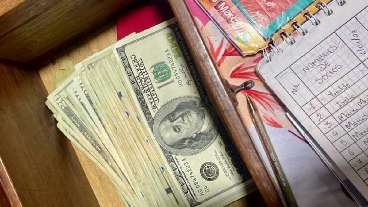 Dinero incautado en operativos antidroga, parte de los indicios recogidos por las autoridades en Santa Elena y Manabí.