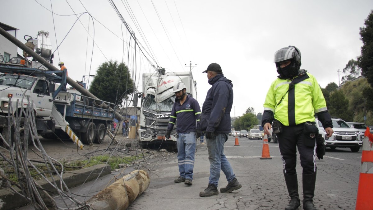 El choque de dos camiones afectó el sistema eléctrico de cuatro sectores