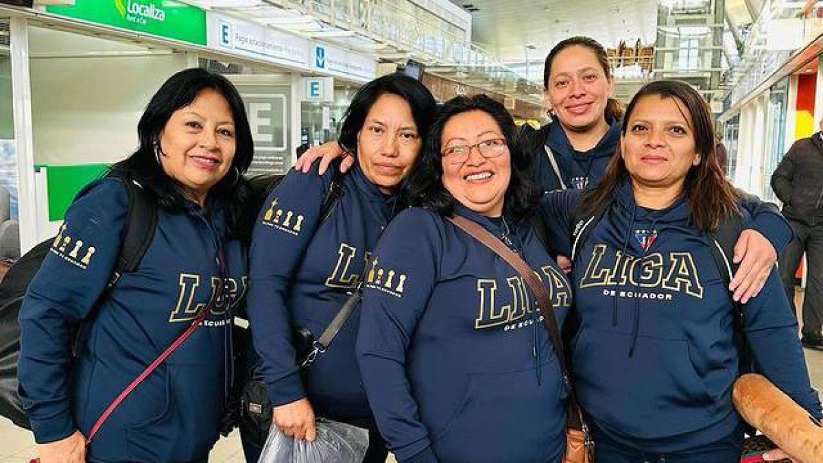 Personal del centro de alto rendimiento albo acompaña al equipo.