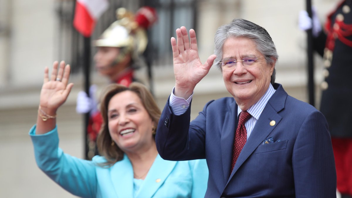 Dina Boluarte, presidenta de Perú; y Guillermo Lasso, primer mandatario ecuatoriano.