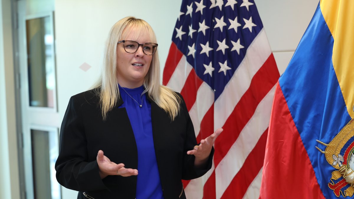 La Viceconsul, Caitlin Browdie, habla sobre los requisitos para participar en la lotería de visas