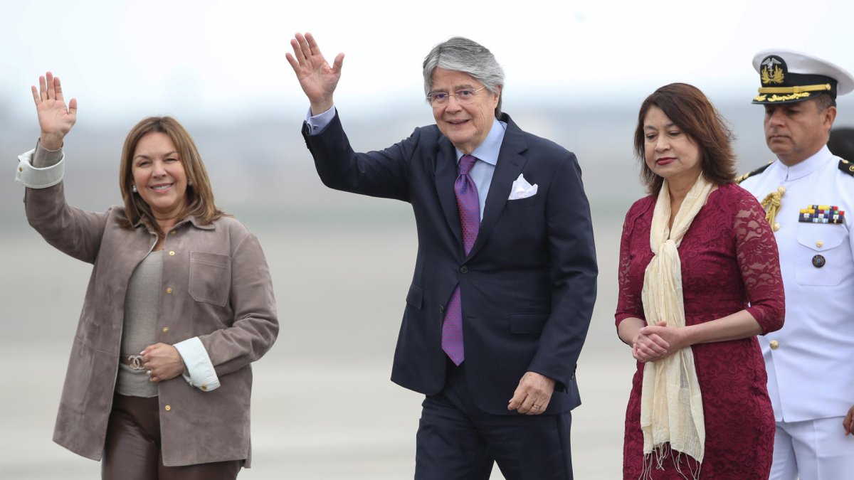 Ana Gervasi Díaz (d), canciller peruana, acompañando al presidente ecuatoriano, Guillermo Lasso y su esposa, María de Lourdes Alcívar.