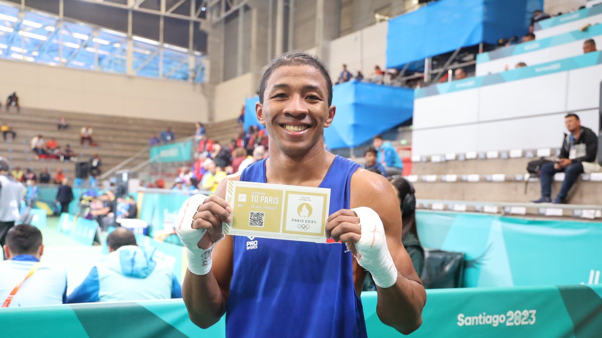 José Rodríguez con el tique simbólico a París, tras superar las semifinales.