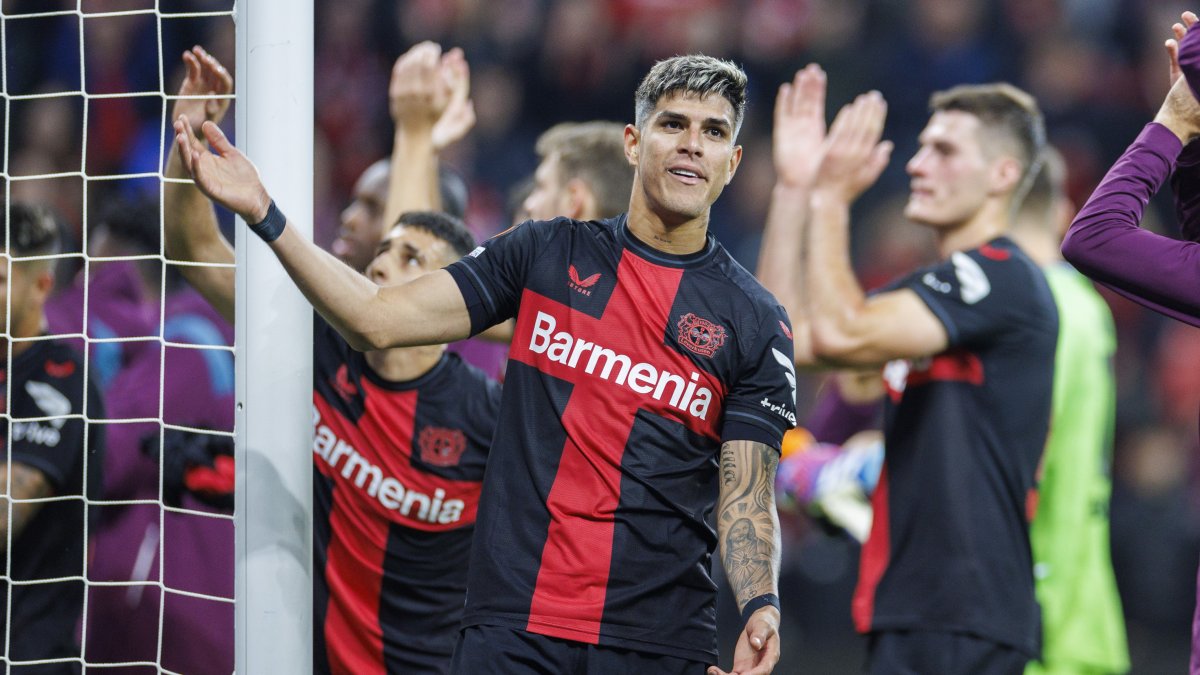 Piero Hincapie, de Bayer Leverkusen, celebra tras ganar el partido de fútbol del Grupo H de la UEFA Europa League ante Qarabag Agdam FK.
