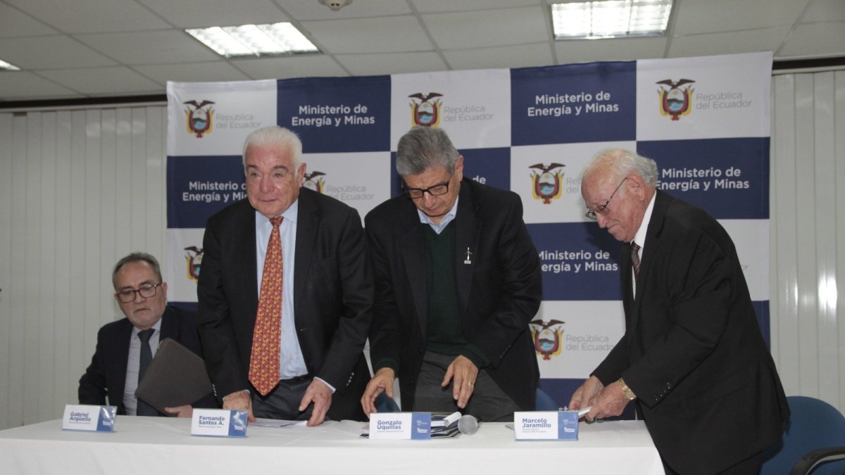 Anuncio. El ministro Fernando Santos dijo que la medida será temporal.