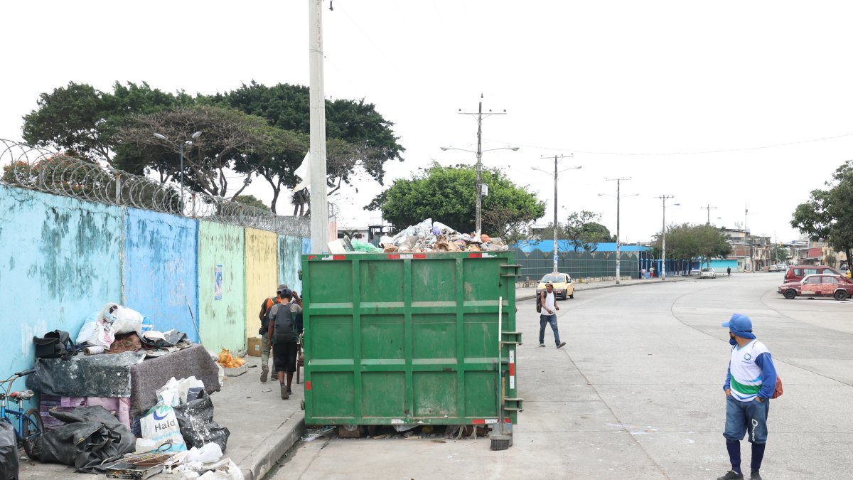 Basura. Los desechos son ubicados en parterres de las vías porteñas. Este escenario se replica a diario.