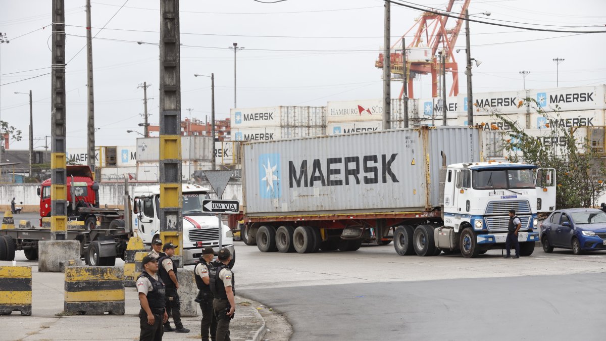 Guayas. Un grupo de policías resguardan la avenida 25 de Julio, en el exterior del puerto marítimo de Guayaquil.