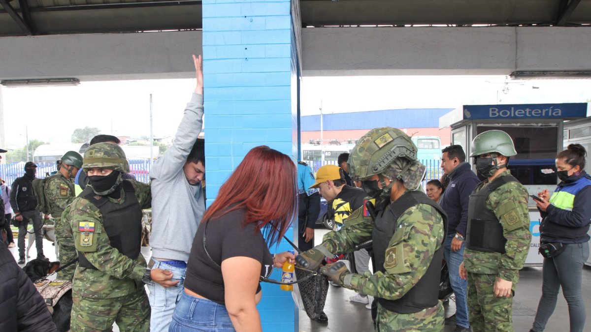 La intervención de los militares para resguardar la seguridad, junto a la policía es un tema en constante debate en la sociedad ecuatoriana.