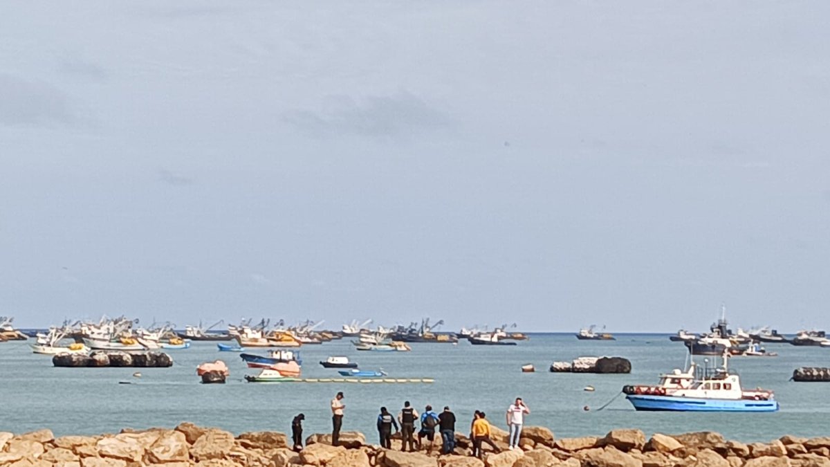 Sitio. El neonato fue hallado entre las piedras de una escollera.