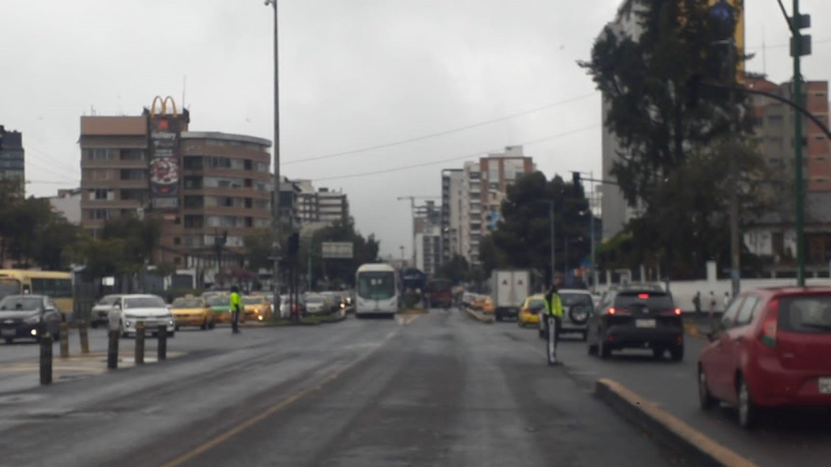 Atención. Miembros de la AMT gestionaron el tránsito en algunos sectores donde hubo recortes de luz.