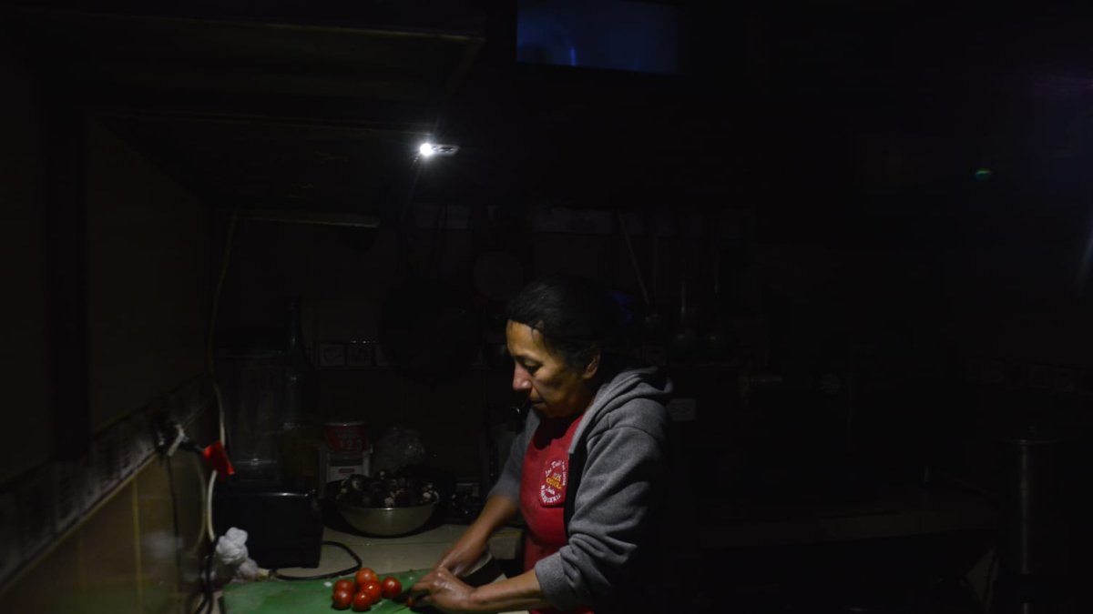 En varios sectores de Quito empezaron los apagones pasadas las 08:00. Negocios como restaurantes siguieron trabajando en penumbras.