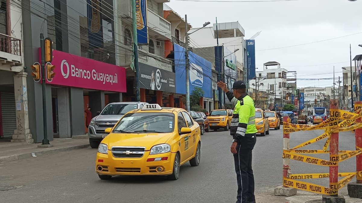 El tránsito se congestionó en el primer día de apagones